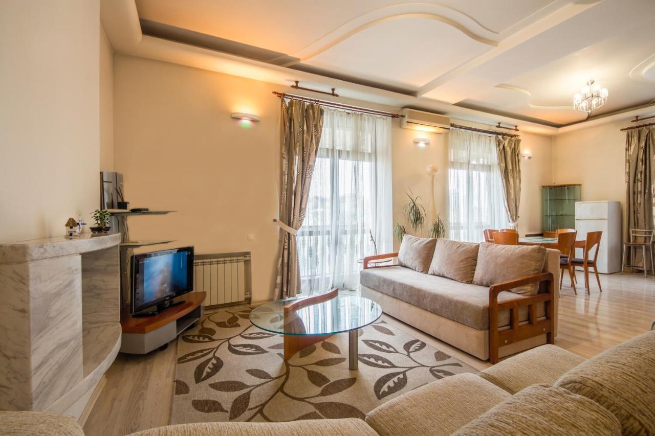 Central Apartments On Khreschatyk Kiev Bagian luar foto